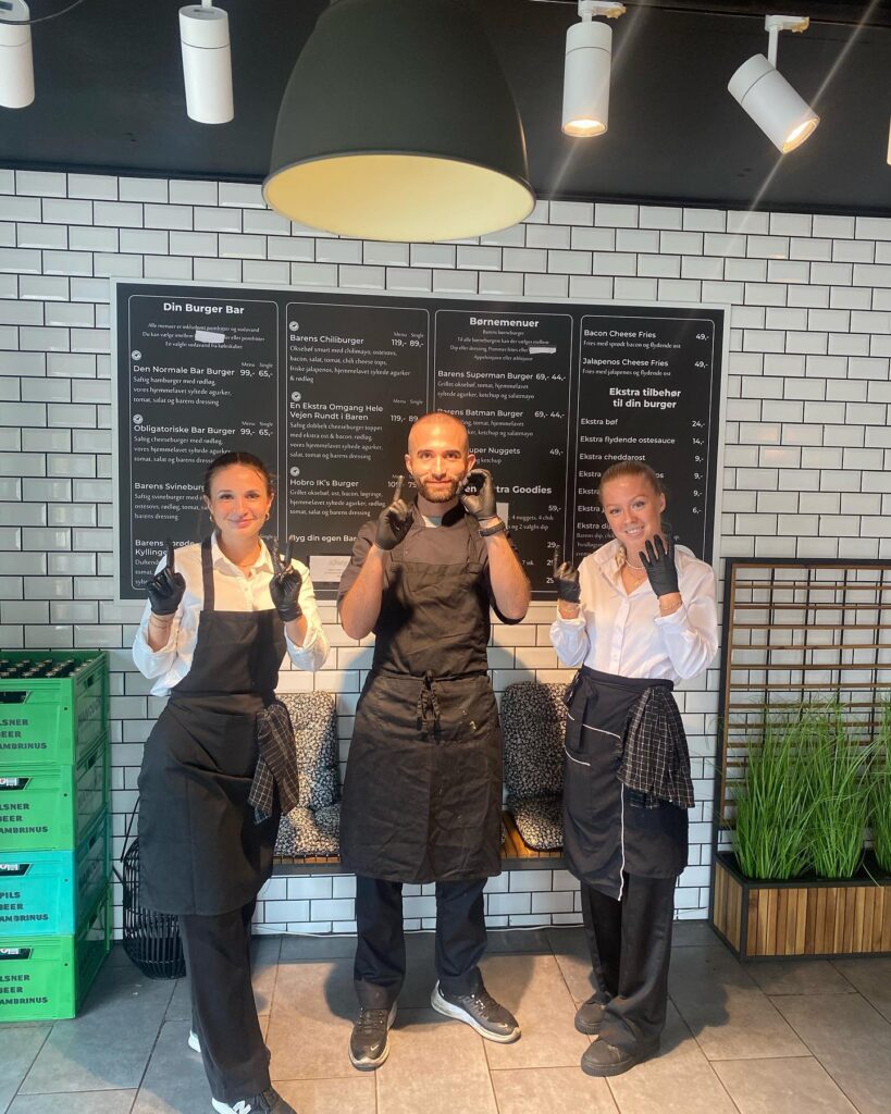 Restaurantpersonale foran burgerbarens menu